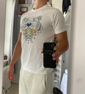 Vit Kenzo T-shirt - Storlek M Vit Kenzo tröja Inga märken, endast använd några enstaka gånger!