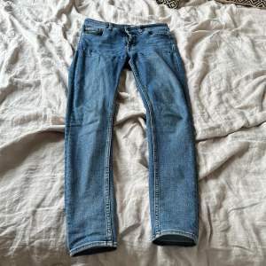 Sköna skinny fit jeans från Tiger, använda men i bra skick, säljer pga att jag inte använder längre. 