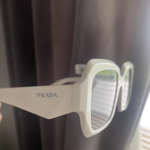 Prada solglasögon - Hej! Säljer ett par helt oanvända prada solglasögon. Prislappen sitter fortfarande kvar och jag köpte dom för ungefär 4245 kr men säljer för 850kr🤍Prada solglasögonen är såklart äkta! frakten står köparen för och kom privat för fler bilder!