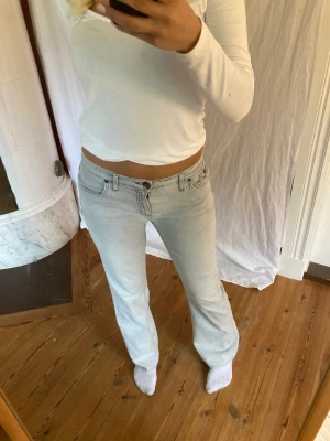 Vintge utsvängda jeans - Midjemått- 37cm (rätt över)  Inerbenslängd - 75cm  Jag är 170 på bilderna! Inga defekter!  Du kan använda KÖP NU💕
