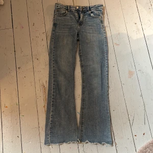 Blåa Bootcut jeans  - Ett par super snygga midwaste bootcut jeans från Ginayoung💓