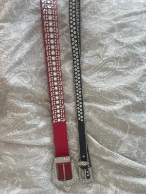Bälte  - Två bälten med rhinestones, ingen defekt på den röda, men lite trådar lösa på den svarta (tredje bilen) 90kr/st  RÖDA ÄR SÅLD❗️❗️