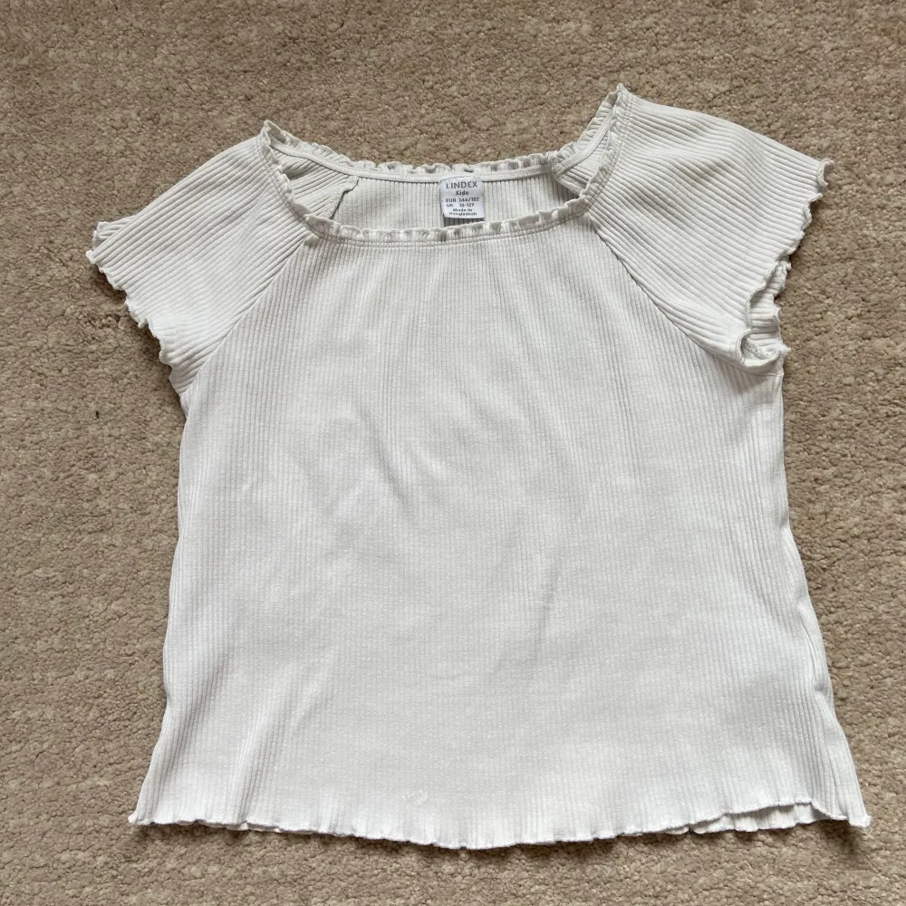 Nu säljer jag min superfina vita ribbade t-shirt från Lindex i storlek 146-152!💕💗. T-shirts.