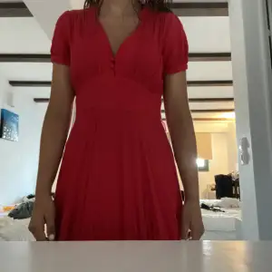 Röd klänning, går lite kortare än knälängd, supersöt❤️ toppskick också