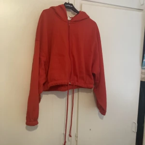 Ziphoodie - Köpt på H&M, bara använd 1 gång. Går att dra ihop i midjan. 