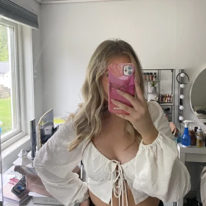 Söt blus från Gina med lapp kvar - Säljer denna söta blus från Gina med lappen kvar i storlek 40 då den inte kommer till användning 💖