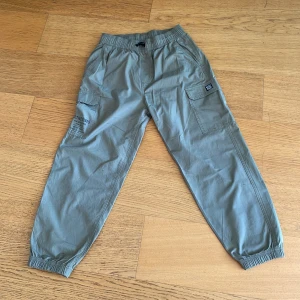 Cargo Byxor - Ett par Cargo byxor säljs. Aldrig använt och inte slitet. Den är gjord av 100% bomull och har sidofickor. Kontakta mig om du är intresserad 😊