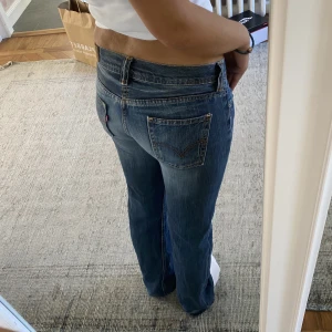 Levis bootcut jeans - De perfekta vintage jeansen från Levis i bootcut modell. Jättesnygg slitnes färg. Köpte de för 890 kr på sellpy. Jag har storlek 36/38 skulle säga att de sitter ganska tajt på mig. Perfekt längd