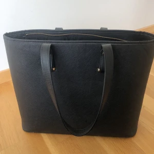 Svart väska - Säljer jättefin väska från H&M. Använt några gånger men den är fortfarande i superfint skick.❤️
