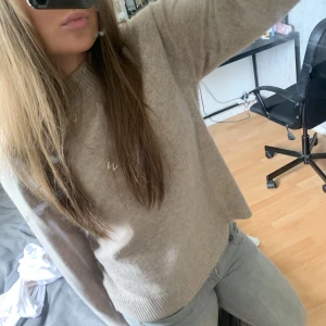 Stickad tröja - Fin beige stickad tröja! Köpt för 700kr säljer för 299!! 