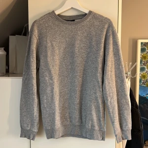 Sweatshirt  - Grå sweatshirt från Hm i storlek xs🥰