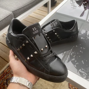 Valentino Rockstud - Säljer ett par superfräscha Valentino Rockstud i storlek 41. Skick 9/10, alla nitar kvar. No OG endast skorna. Nypris 8K, mitt pris 2795kr. 
