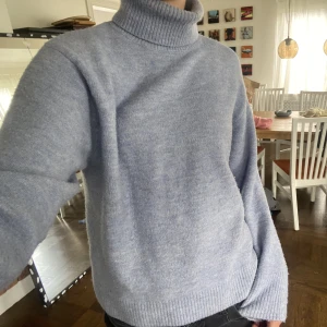 Stickad zara tröja  - Säljer denna mysiga stickade tröja ifrån zara. Inga tecken på andväning.