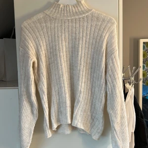 Stickad törja - Crèmevit stickad tröja från NA-KD i storlek xs🥰