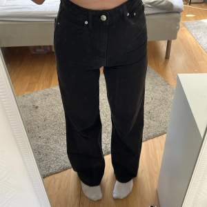 Svarta Wide jeans från Gina Tricot i storlek 32, passar mig som har S. Använda få tal gånger därav inga hål eller fläckar. Nypris 500kr