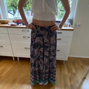 Långkjol - En super fin långkjol som är köpt på en marknad i italien🫶😽✨ Står inte vad det är för storlek men jag är 169 och när jag köper kjolar så köper jah kjolarna i stolen S. Men kjolen är väldigt stretschig i midjan🙌🏻