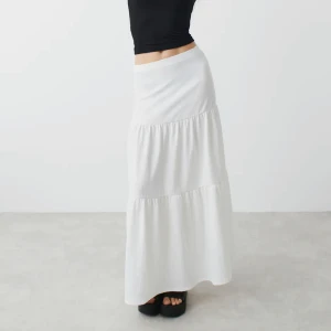 Vit kjol - Säljer denna superfina kjolen från gina tricot som aldrig kommit till användning och har alla lappar kvar 💕 Nypris 400