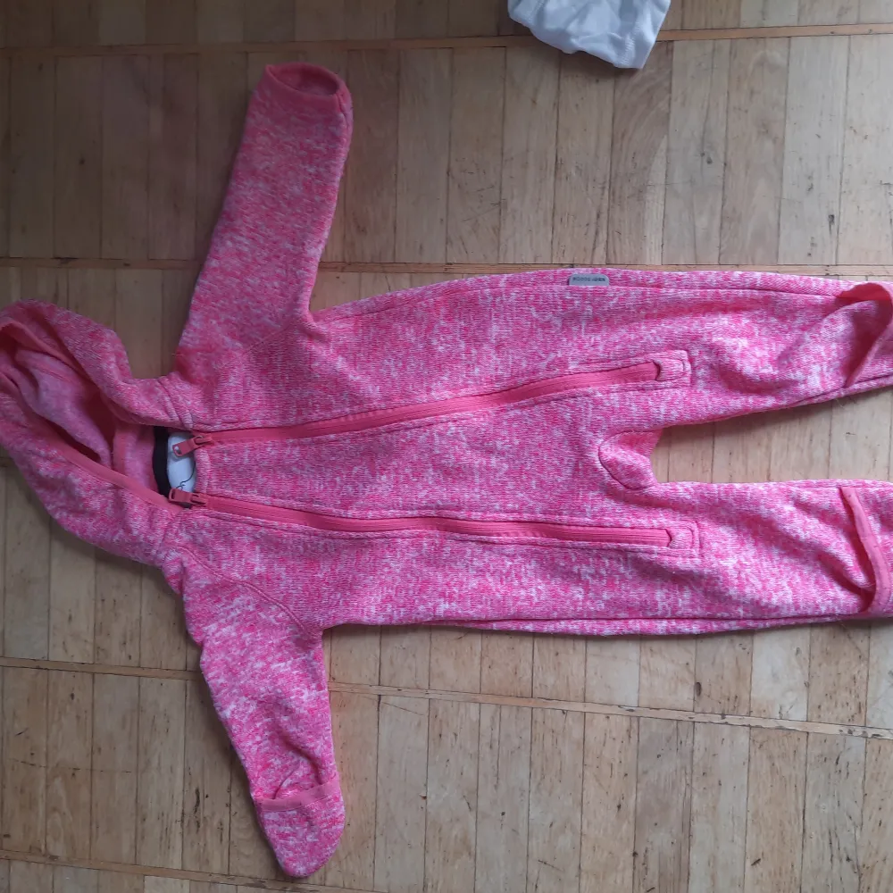 En rosa nordbjörn overall i nyskick, använt ett fåtal ggr! . Jackor.