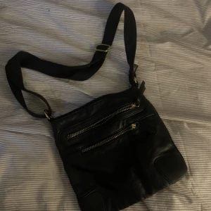 Väska - En fin väska som inte andvända längre, skulle säga att den är andvänd men inga skador på väskan. 