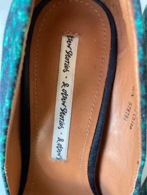 Grönmelerade klackskor - Jättefina och unika klackskor av märket & other stories. Klack, sula och innersko i oanvänt skick. Klacken är 10cm. Stl.37