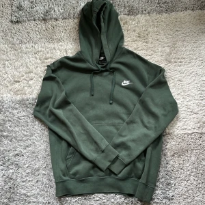 Nike Hoodie Grön - Säljer för den sitter lite för stort på mig. Skicket är 9-10 eftersom den inte är så använd. Dm för fler frågor!