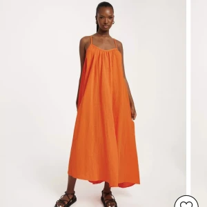 Orange klänning - Klänning från vero moda i storlek S. Köpt på Nelly.com, aldrig använd och prislapp finns kvar!