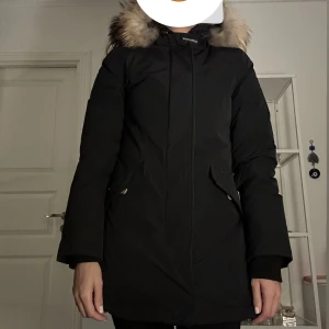 Woolrich - Woolrich vinterjacka köpt för 10 000 använd två vintrar. Fläckfri men kommer tvättas innan den skickas. Pris kan diskuteras.