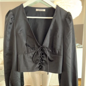 Satin blus - Super fin blus med snörning som inte längre kommer till användning!