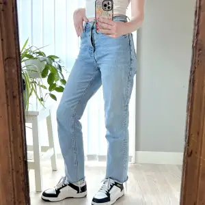 Super snygga raka jeans från Zara i  bra skick. Jeansen är i storlek 36 och är aningens små i storleken då jag vanligtvis har 32/34 och är 164cm lång för jämförelse! Hör av dig om du har frågor 🩵