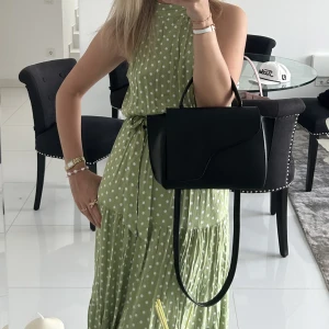 Grön klänning 💚 - En grön lång klänning. Är super skön i materialet. Använd ett fåtal gånger. Har en likadan fast i vit med orangea prickar! Gillar modellen 💚 