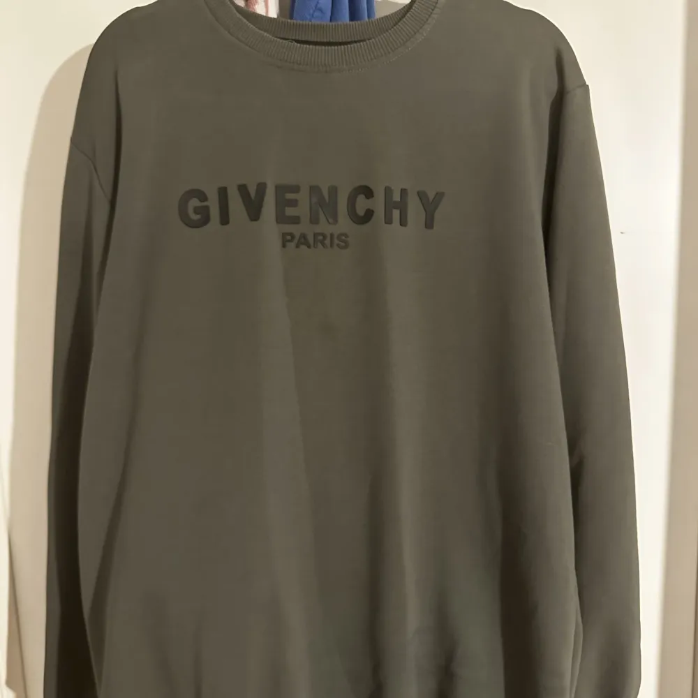 Knappt använd sweatshirt från Givenchy, köpt för ca 5 månader sedan och är i väldigt bra skick.. Hoodies.