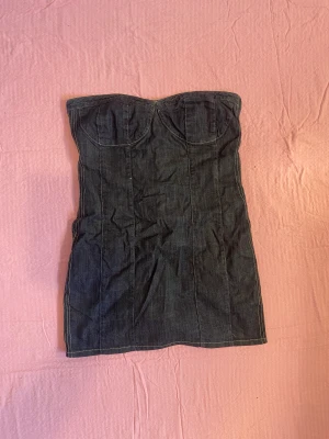 Jeans tubklänning  - Världens snyggaste tubklänning som jag säljer för att den tyvärr är förstor för mig 😭 Köpt secondhand men i väldigt bra skick. Supercoola korsett detalj på ryggen⭐️