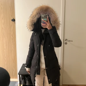 Vinterjacka  - Köpte den här jackan förra året för 3900kr säljer nu den för 1300kr. Ser helt ny ut, använt endast 3 gånger. Man kan även ta av och sätta på pälsen för förändring på jackan. Det är storlek 36 och är 167 cm lång. (Kan gå ner i pris av snabb affär)