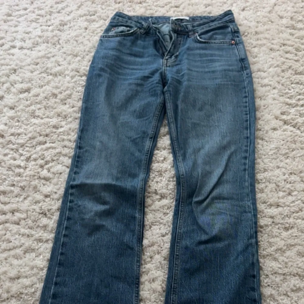 Säljer nu mina jeans från Gina Tricot då de inte kommer till användning, är i mycket sparsamt skick. Nypris 500 kr säljs för 250kr + frakt💗 går att diskutera pris vid snabb affär.. Jeans & Byxor.