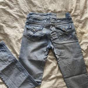 Lågmidjade jeans från märket Jonna B. Köpt second hand för någon månad sen och säljer dem då dem är förstora på mig💙