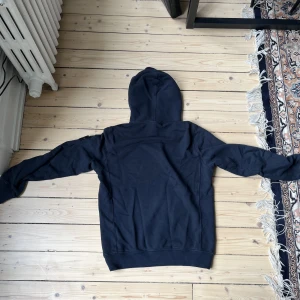 Stone island hoodie - Säljer min supersnygga stone island hoodie, 9/10 skick, M, marinblå 