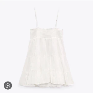 Vit zara klänning! - Säljer min fina klänning från zara då den inte kommer till användning💕 Har inte använt den  många gånger, är i fint skick💕pris kan diskuteras!
