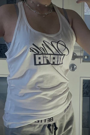 Linnen - Linnen Soft T-back, stl. M - 99 kr styck Raw Jersey tank- 49 kr styck Black, stl. S Aqua blue, stl. S & M Twisted T-back, stl. M- 175 kr styck Printed T-back, stl. S, M & L - 49 kr styck Printed S/S TEE - 99 kr styck Black, Hot pink, stl. M