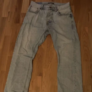 Nudie jeans - Knappast använda Nudie jeans som ej används säljs billigt för jag snabbt vill får bort dom vet ej w/l men passar mig o ja är 174