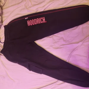 Hoodrich byxor - Sick 10/10  Använd ca 3 gånger och säljer för den ba ligger runt och inte används längre  Om du vill köpa hela dressen kan du gå in på min profil om köpa den där