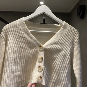 Kofta - En kortare kofta som passar perfekt både knäppt eller uppknäppt!🩵 De står one-size men skulle säga xs/s