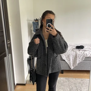 Höstkappa från monki  - Säljer denna fina och slutsålda kappa från monki! lite nopprig men inga större defekter, köptes i höstas för 600kr men säljer för 400kr💕📦möts i sthlm och fraktar även, köparen står för frakt. Pris kan diskuteras vid snabb aff.