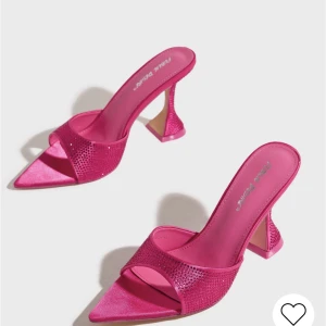 Rosa pumps - Säljer dessa oanvända klackar från Nelly i storlek 37