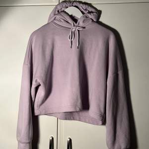 Lila croppad hoodie från NA-KD. Säljer pga att den inte kommer till användning 