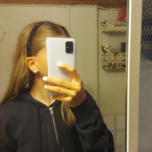 svart diadem med stenar - Ett svart diadem med stenar från ur&penn. Köpt ca 1 år sen men har sällan används. Säljs pga att jag inte använder den. Parfekt för att ge en basic outfit de dar lite extra. Super bra kvalite och inga skador. Ordinariepris 79kr. Säljer öven ett vitt.