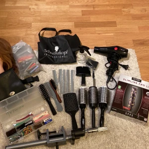 Frisör kit  - Allt du behöver för uppstart som frisör elev. allt är använt varsamt och kort period.  * alla kammar, alla rund borstar med olika diameter, spolar och pinnar till lock permanent, stativ, rak trimmer med alla tillbehör. Hårfön, väska, kappa. Ingen sax !! 