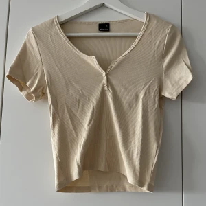 Tshirt - Från Gina. Endast använd ca 2/3 gånger så som ny. 