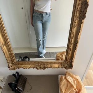 Blåa jeans!💙 - DEM PERFEKTA BLÅA JEANSEN! Finns ej längre hos Zara, är mina all time favoriter men har för många par..😢 Den perfekta Straight leg byxan, sitter helt perfekt 😍 Dem är inte super använda, kommer töja ut sig med tiden som mina andra gjort!