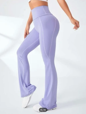 Lila tränings byxor  - precis köpt aldrig använt, jätte fina och bra material men färger va inte min grej, storlek XS, färg Mauve lila, original pris 120kr säljs för 100kr för ja aldrig använt dem