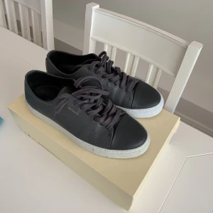 Axel Arigato skor - Grå arigato skor i nyskick. Använt endast ett fåtal gånger. Sällsynt modell med captoe som liknar lanvins. Nypris 2000kr. 